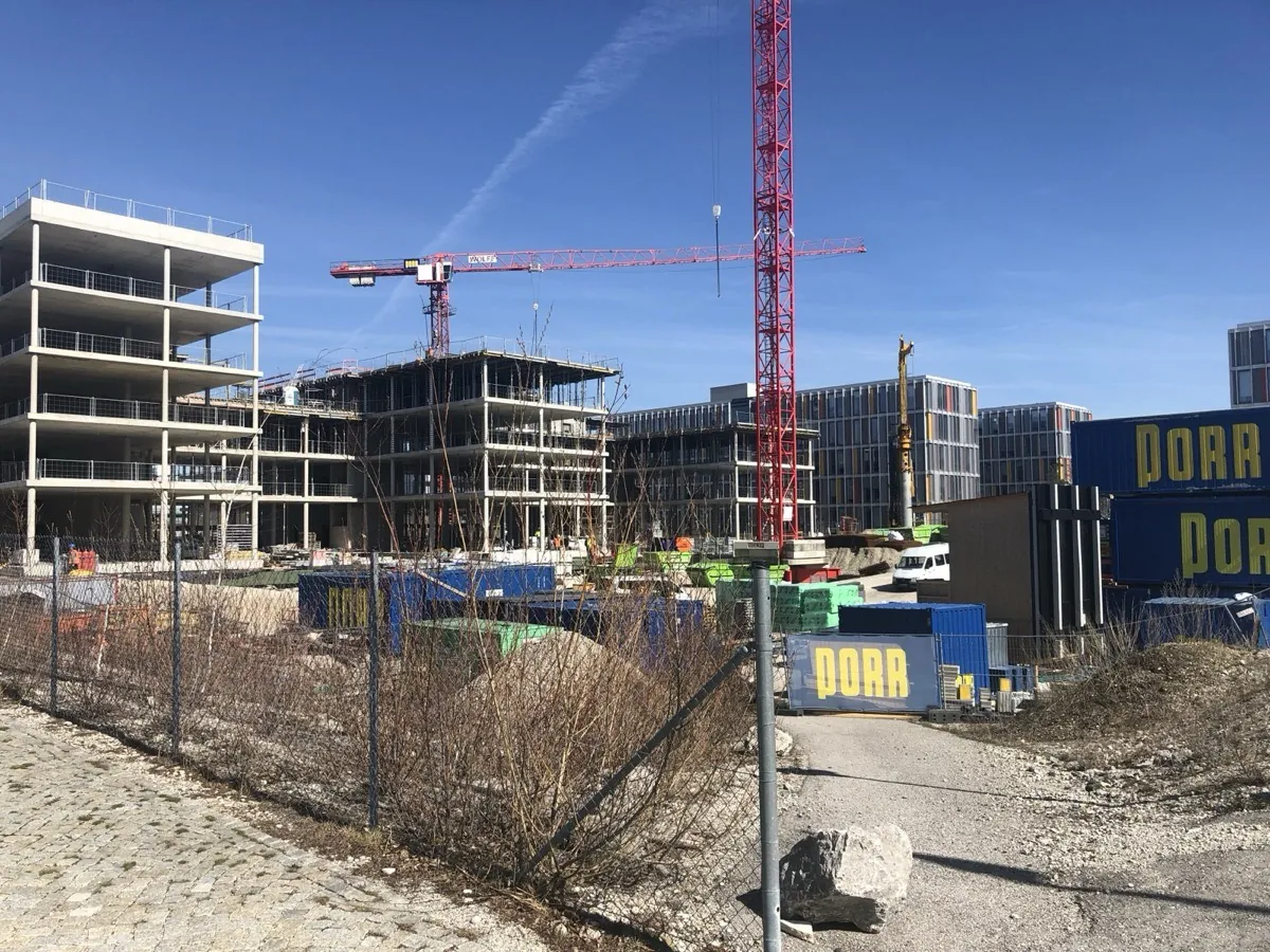 Rohbau eines Bürogebäudes mit Baukränen